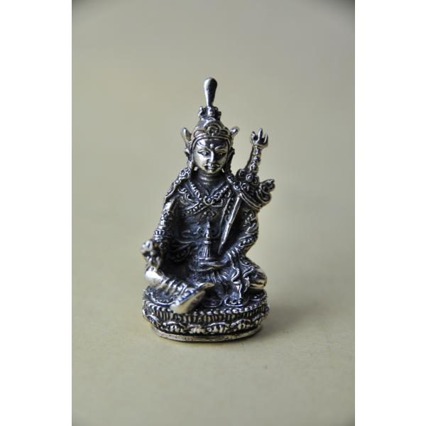 8世紀にチベットに本格的に密教をもたらした最初の大成就者で、チベットでは宗派を超えて「グルリンポチェ」と呼び多くの信仰を集めています小さいですが精緻な仏像です真鍮合金製　　タイ製　サイズ　約5.0×2.8cm　　34ｇスケールはあくまで目安...