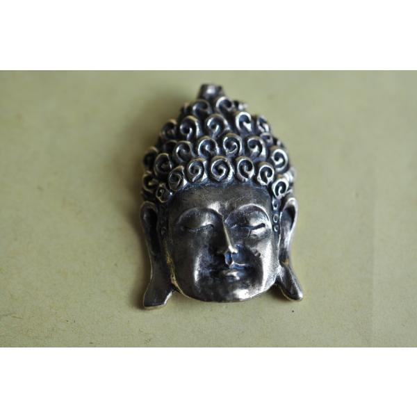 インパクトのある釈迦如来のお顔のペンダントトップです真鍮合金製　　タイ製　サイズ：約3.8cm×2.7cm　約13gスケールはあくまで目安としてお考えください パソコンの環境などにより写真と実物の商品の色合いが違って見える場合があります製造...