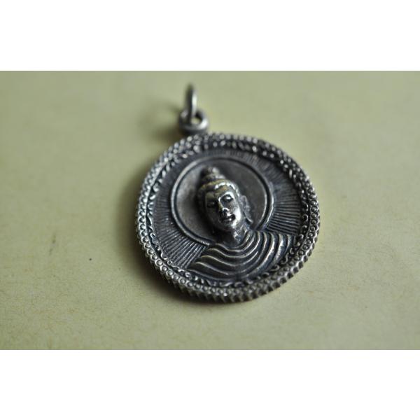 ブッダの四大聖地、生誕の地ルンビニ、成道の地ブッダガヤ、初転法輪の地サルナート、涅槃の地クシナガルが描かれています真鍮合金製　　タイ製　サイズ：約2.6cm×2.6cm　約8gスケールはあくまで目安としてお考えください パソコンの環境などに...