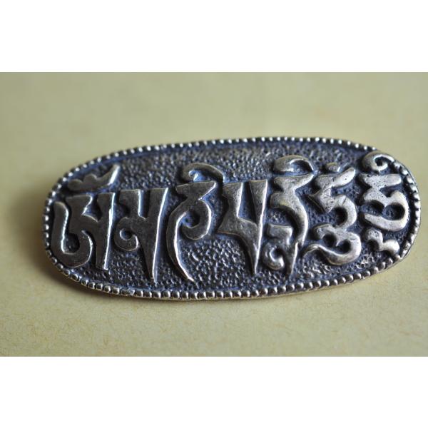 オムマニペメフムのマントラペンダントトップです真鍮合金製　　タイ製　サイズ：約2.0cm×4.2cm　約15gスケールはあくまで目安としてお考えください パソコンの環境などにより写真と実物の商品の色合いが違って見える場合があります製造過程に...