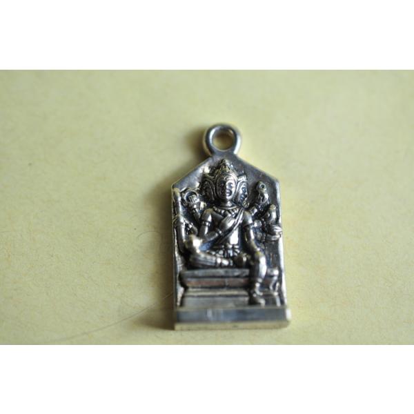 ヒンドゥー教の最高神、ブラフマーのメタルトップです世界創造の神様です仏教にとりいれられて、日本では梵天として崇められています妻はサラスパティー、水鳥ハンサに乗って移動します生成、求官、仏法守護の神様です真鍮合金製　　タイ製　サイズ：約2.2...