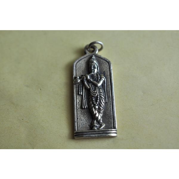 ヒンドゥー教の神様、クリシュナのミニメタルトップですヴィシュヌの8番目の化神です16000人もの女性を満足させたという絶倫の神様です真鍮合金製　　タイ製　サイズ：約3.3cm×1.6cm　約8gスケールはあくまで目安としてお考えください パ...