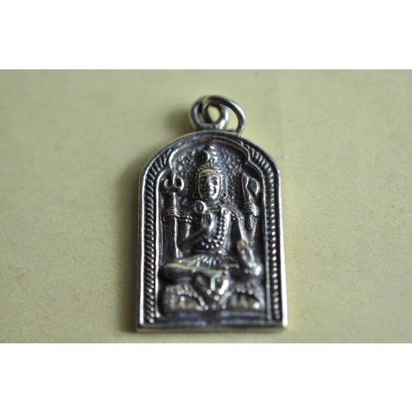 ヒンドゥー教の創造と破壊、再生の神様、シヴァのメタルトップですインド・ネパールでは絶大な人気を誇る神様です日本では大自在天として信仰されています妻はパールパティー、息子はガネーシャ、スカンダ(韋駄天)、クベラ(金毘羅)普段閉じられている、額...