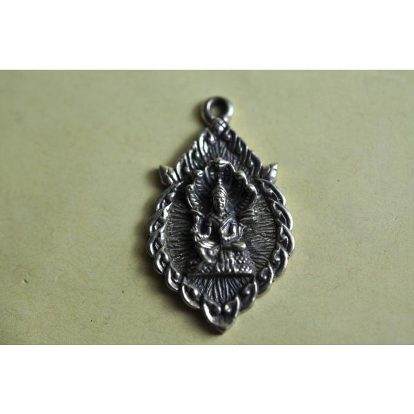 ヒンドゥー教の神様、ヴィシュヌのメタルトップです世界維持、慈愛の神様でガルーダに乗っている姿が有名です妻はラクシュミー大乗仏教では自在天とされます真鍮合金製　　タイ製　サイズ：約3.3cm×2.1cm　約6gスケールはあくまで目安としてお考...