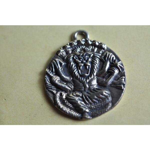 ヒンドゥー教のライオンの神様、ナラシンハがデザインされたトップです真鍮合金製　　タイ製　サイズ：約3.1cm×3.1cm　約15gスケールはあくまで目安としてお考えください パソコンの環境などにより写真と実物の商品の色合いが違って見える場合...