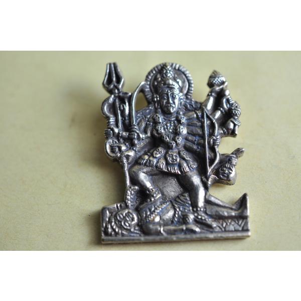 ヒンドゥーの神様、カーリーのペンダントトップですシヴァの妻、パールパティーの忿怒の形のトップです真鍮合金製　　タイ製　サイズ：約3.9cm×3.0cm　約17gスケールはあくまで目安としてお考えください パソコンの環境などにより写真と実物の...