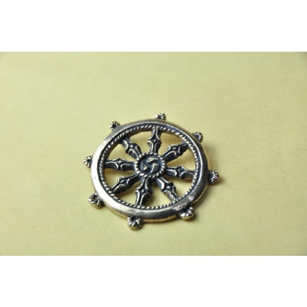 チベット仏教で絶対的な完璧さを現すシンボル、チャクラのペンダントトップです　　　　中心から出る8本の線は悟りに向かうための八正道を現しています　　　　お守り、護符としてお使いいただけます　　真鍮合金製　　タイ製　サイズ：約3.3cm×3.3...