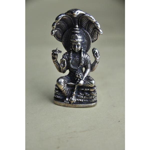 ヒンドゥー教の神様、ヴィシュヌのメタル像です世界維持、慈愛の神様でガルーダに乗っている姿が有名です妻はラクシュミー大乗仏教では自在天とされます真鍮合金製　　タイ製　サイズ：約6.2cm×3.2cm×2.1cm　スケールはあくまで目安としてお...