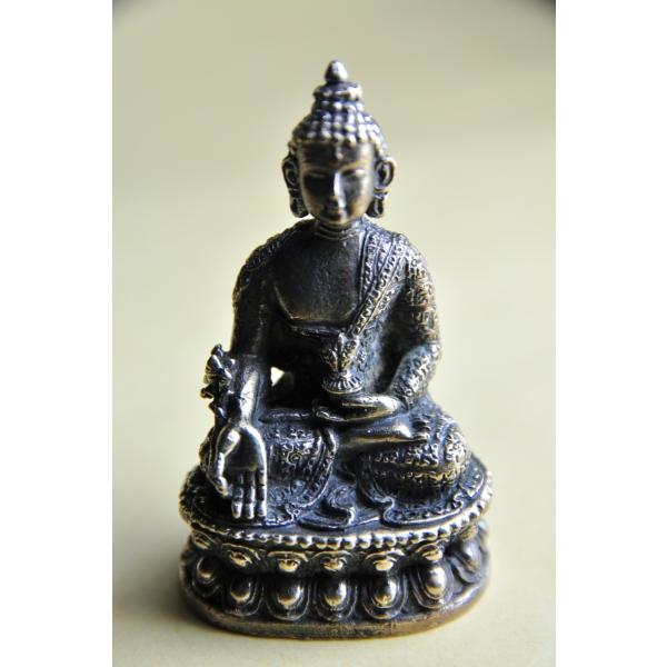 五智如来NO3、宝生如来(ラトゥナ・サムバヴァ)ミニメタル仏像です宝生如来の智慧は「平等西性智」すべての生きとし生けるものの願をかなえると言われています右手はすべての願をかなえる与願印のマトゥラーを結んでいます真鍮合金製　　タイ製　サイズ：...