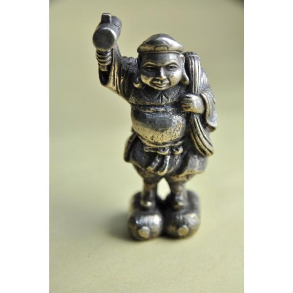 元々はヒンドゥー教のシヴァの忿怒の姿ですが、日本では大黒天として信仰されています仏教にとりいれられてからは戦勝・福徳・怨敵退散のご利益があるとされています真鍮合金製　　タイ製　サイズ：約6.2cm×3.4cm×2.1cmスケールはあくまで目...