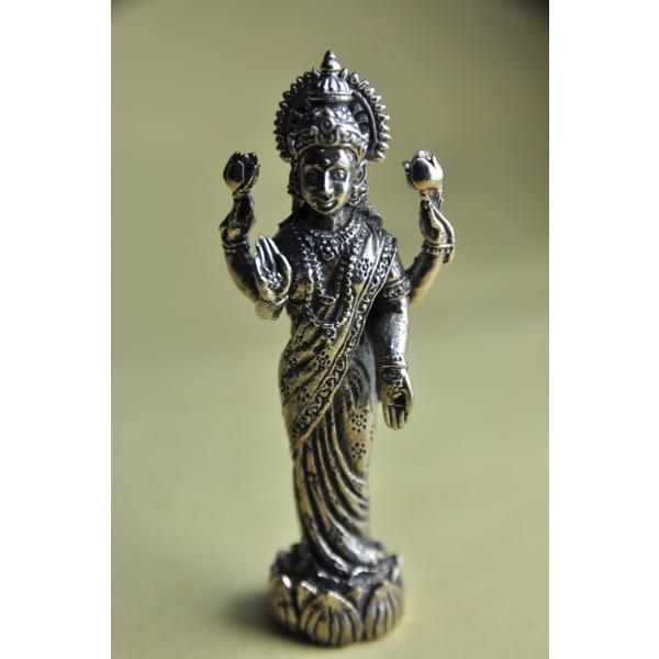 ヒンドゥー教の神様、ラクシュミーのメタル像です日本では吉祥天として信仰されています幸運と冨、福徳をもたらすとされています夫はビシュヌ、仏教では毘沙門天が夫とされています真鍮合金製　　タイ製　サイズ：約7.6cm×3.0cm×2.2cmスケー...