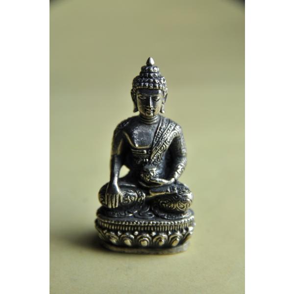 釈迦如来のミニメタル像です真鍮合金製　　タイ製　サイズ：約4.5cm×2.8cm×1.8cmスケールはあくまで目安としてお考えください パソコンの環境などにより写真と実物の商品の色合いが違って見える場合があります製造過程における多少のキズ、...