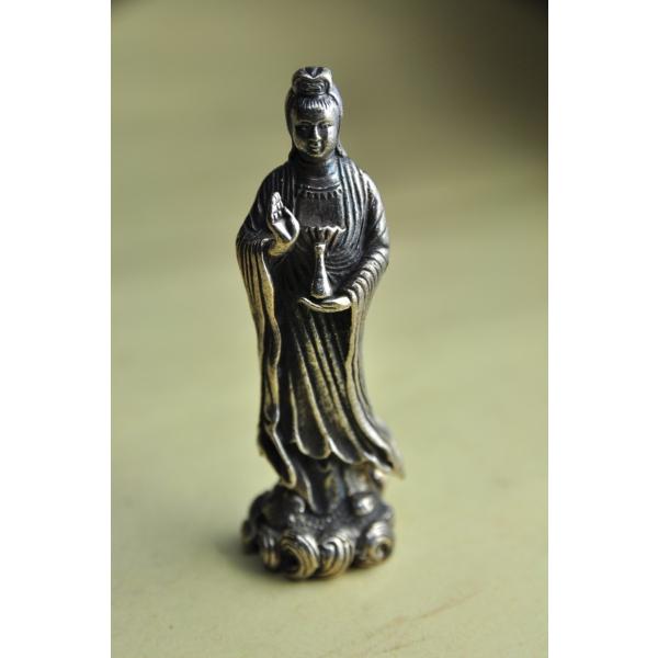観音菩薩のメタル仏像です小さいですが精緻な仏像です真鍮合金製　　タイ製　サイズ：約6.8cm×2.0cm×2.0cmスケールはあくまで目安としてお考えください パソコンの環境などにより写真と実物の商品の色合いが違って見える場合があります製造...