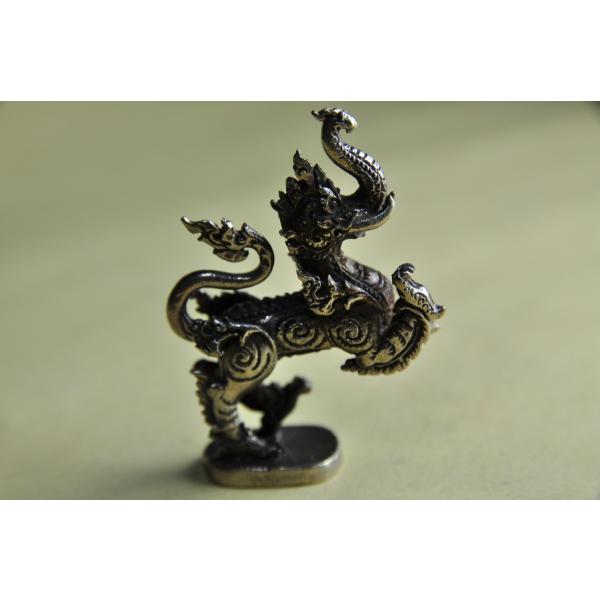 タイの象の鼻に獅子の体を持つ狛犬コチャシーの置物です真鍮合金製　　タイ製　サイズ：約4.8cm×3.5cm×1.7cmスケールはあくまで目安としてお考えください パソコンの環境などにより写真と実物の商品の色合いが違って見える場合があります製...