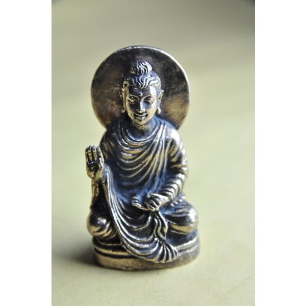 釈迦如来のミニメタル像です真鍮合金製　　タイ製　サイズ：約5.0cm×3.1cm×2.3cmスケールはあくまで目安としてお考えください パソコンの環境などにより写真と実物の商品の色合いが違って見える場合があります製造過程における多少のキズ、...