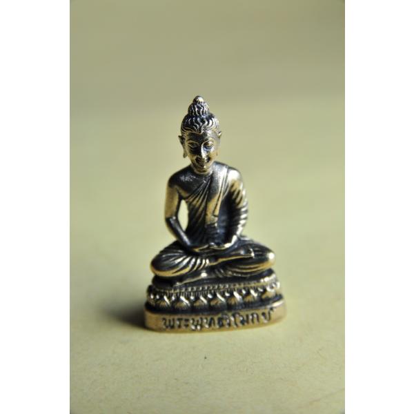 無量光(阿弥陀)如来のミニメタル像です真鍮合金製　　タイ製　サイズ：約3.5cm×2.3cm×1.9cmスケールはあくまで目安としてお考えください パソコンの環境などにより写真と実物の商品の色合いが違って見える場合があります製造過程における...