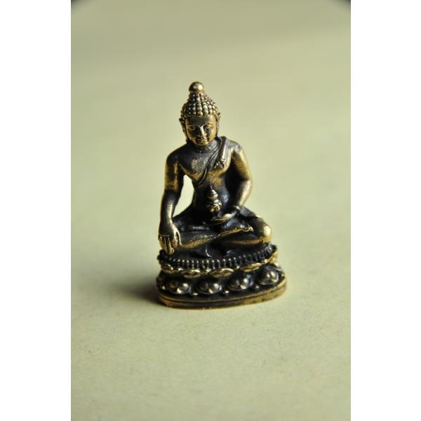 釈迦如来のミニメタル像です真鍮合金製　　タイ製　サイズ：約3.5cm×2.1cm×1.2cmスケールはあくまで目安としてお考えください パソコンの環境などにより写真と実物の商品の色合いが違って見える場合があります製造過程における多少のキズ、...