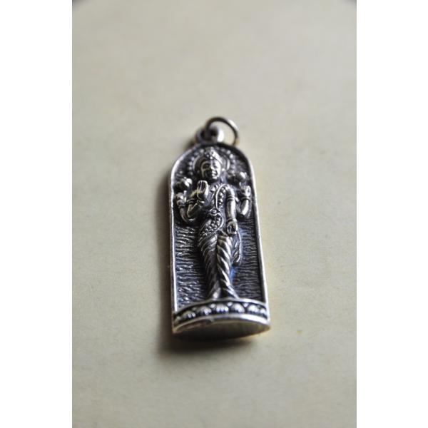 ヒンドゥー教の神様、ラクシュミーのメタルペンダントトップです日本では吉祥天として信仰されています幸運と冨、福徳をもたらすとされています夫はビシュヌ、仏教では毘沙門天が夫とされています真鍮合金製　　タイ製　サイズ：約4.0cm×1.4cm×0...