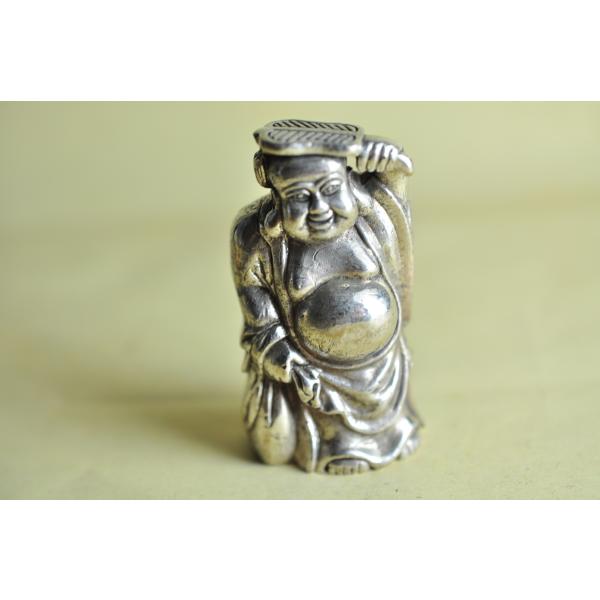 七福神としても有名な布袋様の真鍮像です商売繁盛や無病息災のご利益があるとされています真鍮合金製　　タイ製　サイズ：約5.5cm×3.2cm　約106gスケールはあくまで目安としてお考えください パソコンの環境などにより写真と実物の商品の色合...