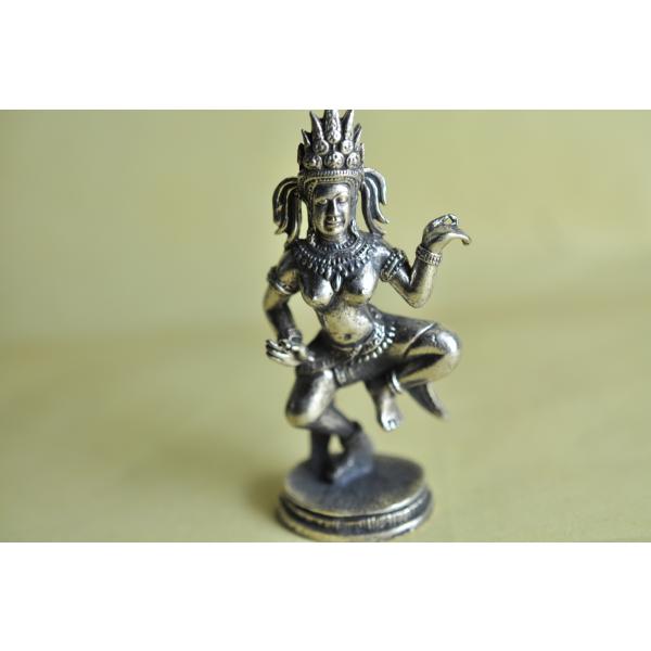 アプサラ(天使)のメタル像ですタイの寺院やカンボジアのアンコール遺跡のレリーフとして有名です真鍮合金製　　タイ製　サイズ：約6.8cm×3.2cm　約53gスケールはあくまで目安としてお考えください パソコンの環境などにより写真と実物の商品...