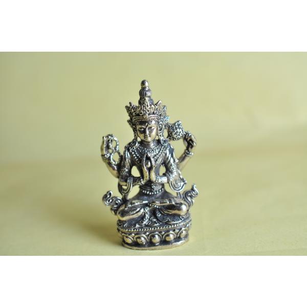 チベット仏教で最もポピュラーな観音菩薩です六字咒はチベット人がいつも唱えるマントラ「オム・マニ・ペ・メ・フム」の六字を表しています手が四本あることから四臂観音とも呼ばれますダライラマ猊下はこの六字じゅ観音菩薩の化身とされています真鍮合金製　...