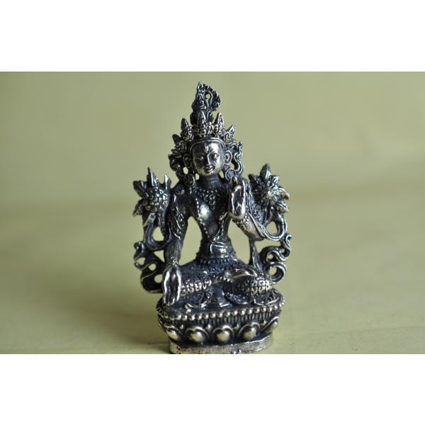 チベット仏教の神様、ホワイトターラのメタル像ですチベット、ネパールではグリーンターラとともに絶大な人気を誇る女神です観音菩薩の右目の涙から生まれた神で、一切の悲しみを癒し、優しく包みこんでくれる神様です真鍮合金製　　タイ製　サイズ：約6.2...