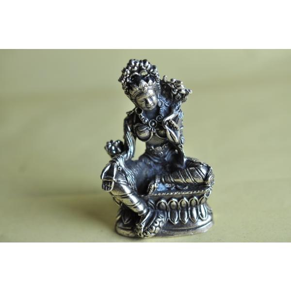 チベット仏教の神様、グリーンターラのメタル像ですチベット、ネパールではホワイトターラとともに絶大な人気を誇る女神です観音菩薩の左目の涙から生まれた神で、罪障消滅、現生のことについてのご利益があるとされます真鍮合金製　　タイ製　サイズ：約6....