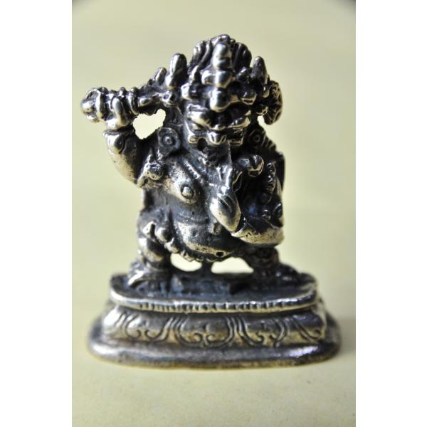 チベット仏教の宝蔵神、ヴァイシュラヴァナのメタル像です日本では毘沙門天、四天王としての多聞天として信仰されています仏法守護、財宝と戦闘の神様とされています真鍮合金製　　タイ製　サイズ：約5.4cm　重さ：約78gスケールはあくまで目安として...