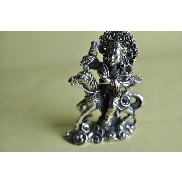 吉祥天の忿怒の姿で、馬に乗ったお姿をされていますチベットでは歴代ダライラマの守り本尊として信仰を集めています病気平癒や、疫病退散のご利益があるとされています真鍮合金製　　タイ製　サイズ：約6.0cm×5.0cm　約72gスケールはあくまで目...