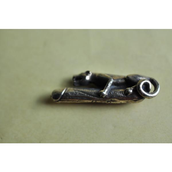 ヒンドゥー教の創造と破壊、再生の神様、シヴァのリンガ(シンボル)のメタルトップですインド・ネパールでは絶大な人気を誇る神様ですネックレスやストラップ、お守り、護符としてお使いいただけます真鍮合金製　　タイ製　サイズ：約4.0cm×1.3cm...