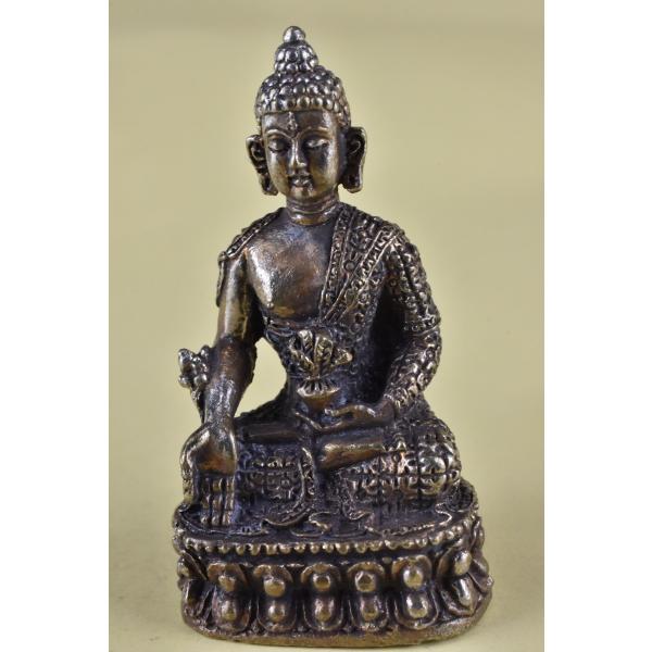 薬師如来(バイシャジュヤ・グル)のメタル仏像です小さいですが精緻な作りです真鍮合金製　タイ製西方浄土の阿弥陀如来に対して、東方浄瑠璃国を守る仏様です病気・健康に関することだけでなく、世俗的な現世利益の誓願にもご利益があるとされていますサイズ...