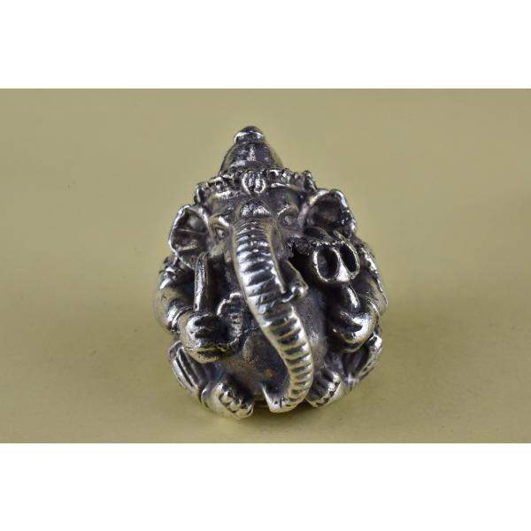 ヒンドゥー教の幸運の神様、ガネーシャのメタル像です日本では歓喜天として信仰されていインド・ネパールはもとより、東南アジアで絶大な人気を誇る神様です商売繁盛・学業成就・除災・福徳和合・子授けに功徳があるとされています真鍮合金製　　タイ製　サイ...