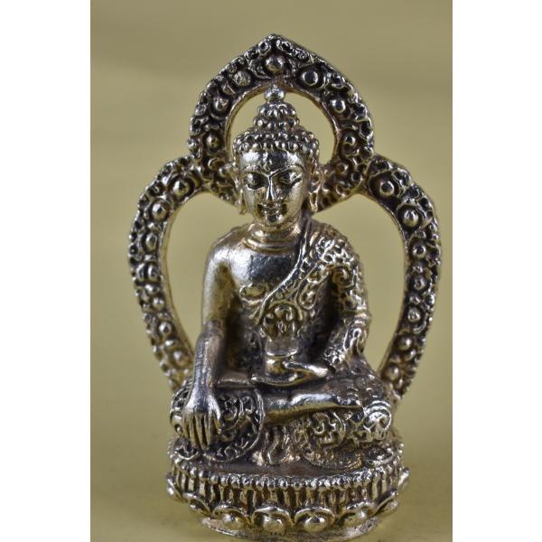 五智如来のNO2、阿しゅく如来のミニメタル仏像です小さいですが精緻な作りです右手は菩提心が揺るがないという触地印のムドゥラーがその特徴です鏡のような智慧を持ち、すべての悪しきことを打ち砕くといわれています真鍮合金製　　タイ製　サイズ：　約4...