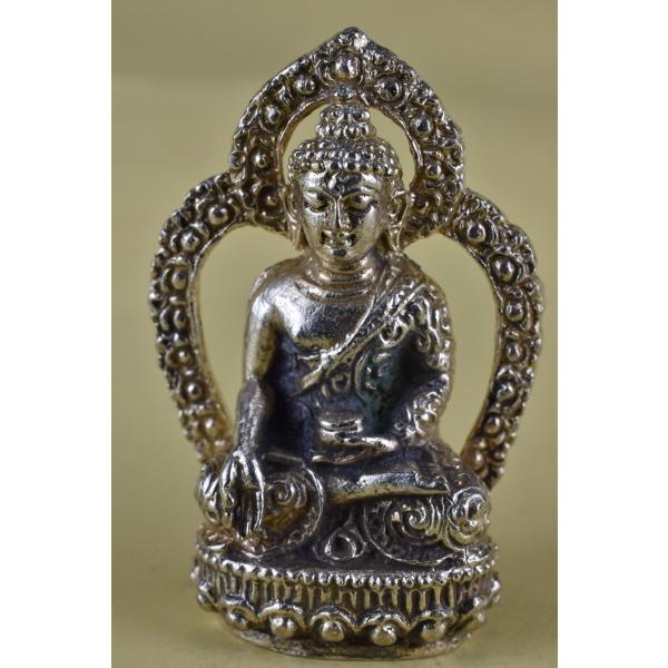 五智如来NO3、宝生如来(ラトゥナ・サムバヴァ)ミニメタル仏像です小さいですが精緻な作りです宝生如来の智慧は「平等西性智」すべての生きとし生けるものの願をかなえると言われています右手はすべての願をかなえる与願印のマトゥラーを結んでいます真鍮...