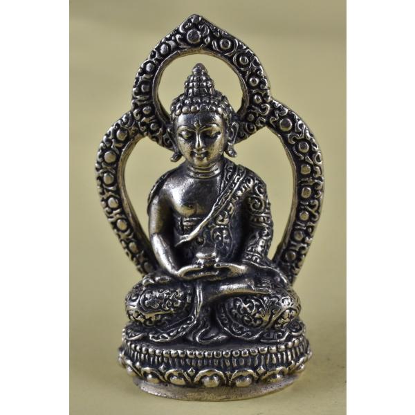 五智如来の一つ、無量光如来(阿弥陀如来)アミターバのミニメタル仏像です小さいですが精緻な作りです五智如来（ごちにょらい）は、五大如来ともいい、密教で5つの知恵(法界体性智、大円鏡智、平等性智、妙観察智、成所作智)を5体の如来にあてはめたもの...