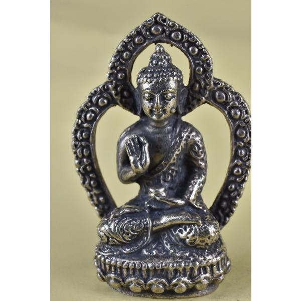 不空成就如来(アモーガシッディー)　のミニメタル仏像です小さいですが精緻な作りです五智如来（ごちにょらい）は、五大如来ともいい、密教で5つの知恵(法界体性智、大円鏡智、平等性智、妙観察智、成所作智)を5体の如来にあてはめたものです大日如来・...