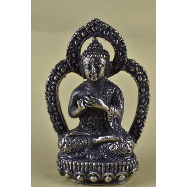 五智如来のNO1、大日如来のミニメタル仏像です小さいですが精緻な仏像です五智如来（ごちにょらい）は、五大如来ともいい、密教で5つの知恵(法界体性智、大円鏡智、平等性智、妙観察智、成所作智)を5体の如来にあてはめたものです大日如来・ 阿しゅく...