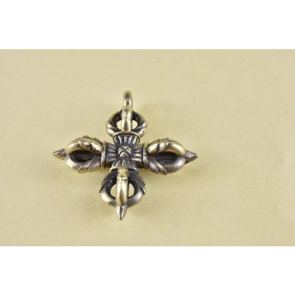 仏教法具でチベットではドルジェと呼びます無知なものをすべて仏の智慧に替えてしまうもので、不滅のものと考えられています。お守り、護符としてお使いいただけます小さいですが精緻なペンダントトップです真鍮合金製　　タイ製　サイズ：約3.1cm　重さ...