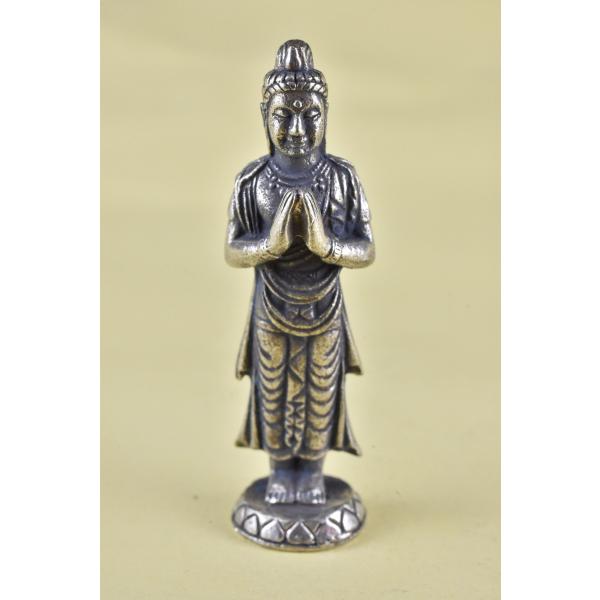 釈迦如来の立像です小さいですが精緻な仏像です真鍮合金製　　タイ製　サイズ：約4.1cm　重さ：約11gスケールはあくまで目安としてお考えください パソコンの環境などにより写真と実物の商品の色合いが違って見える場合があります製造過程における多...