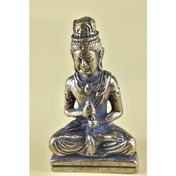 金剛界大日如来(マハーヴァイローチャナ)のメタル像です小さいですが精緻な仏像です真鍮合金製　　タイ製　サイズ：約3.4cm　重さ：約15gスケールはあくまで目安としてお考えください パソコンの環境などにより写真と実物の商品の色合いが違って見...