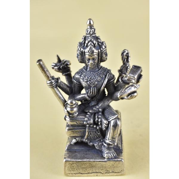 ヒンドゥー教の最高神、ブラフマーのメタル像です世界創造の神様です仏教にとりいれられて、日本では梵天として崇められています小さいですが、精緻な像です妻はサラスパティー、水鳥ハンサに乗って移動します生成、求官、仏法守護の神様です真鍮合金製　　タ...