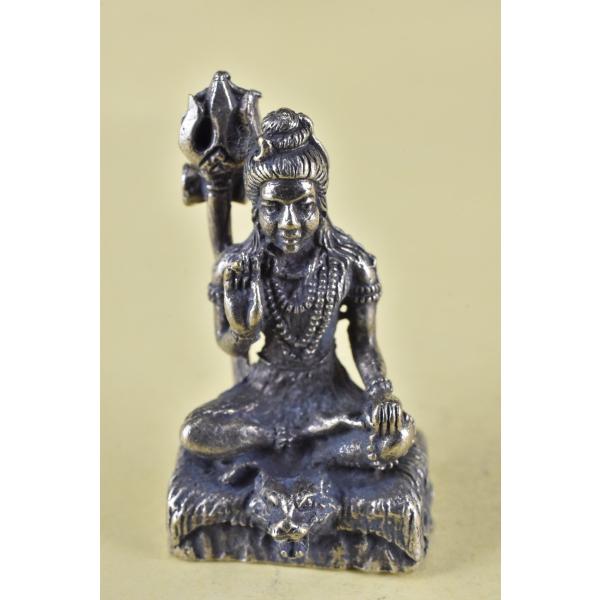 ヒンドゥー教の創造と破壊、再生の神様、シヴァのメタル像ですインド・ネパールでは絶大な人気を誇る神様です日本では大自在天として信仰されています小さいですが精緻な像です妻はパールパティー、息子はガネーシャ、スカンダ(韋駄天)、クベラ(金毘羅)普...