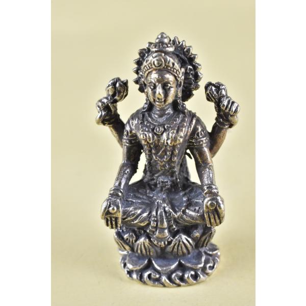 ヒンドゥー教の神様、ラクシュミーのメタル像です日本では吉祥天として信仰されています幸運と冨、福徳をもたらすとされています夫はビシュヌ、仏教では毘沙門天が夫とされています小さいですが精緻な仏像です真鍮合金製　　タイ製　サイズ：約3.3cm　約...