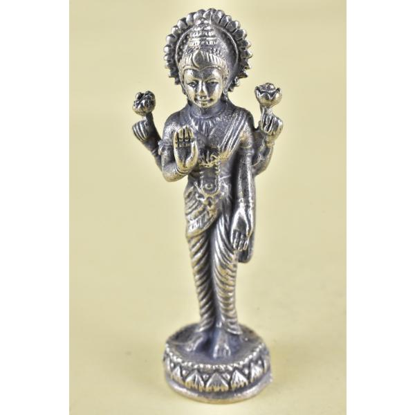 ヒンドゥー教の神様、ラクシュミーのメタル像です日本では吉祥天として信仰されています幸運と冨、福徳をもたらすとされています夫はビシュヌ、仏教では毘沙門天が夫とされています小さいですが精緻な像です真鍮合金製　　タイ製　サイズ：約3.8cm　重さ...