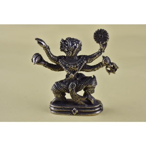 ヒンドゥー教のアスラの像です仏教では阿修羅となり八部衆に属する戦闘神です小さいですが精緻な仏像です真鍮合金製　　タイ製　サイズ：約3.4cm　重さ：15gスケールはあくまで目安としてお考えください パソコンの環境などにより写真と実物の商品の...