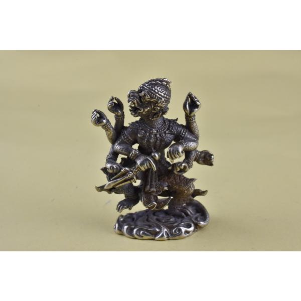 ヒンドゥ教の神様、ハヌマーンのメタル像です戦闘と勝負の神様です小さいですが精緻な仏像です真鍮合金製　　タイ製　サイズ：約3.2cm　重さ：11gスケールはあくまで目安としてお考えください パソコンの環境などにより写真と実物の商品の色合いが違...