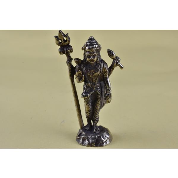 ヒンドゥー教の創造と破壊、再生の神様、シヴァのメタル像ですインド・ネパールでは絶大な人気を誇る神様です日本では大自在天として信仰されています妻はパールパティー、息子はガネーシャ、スカンダ(韋駄天)、クベラ(金毘羅)普段閉じられている、額にあ...