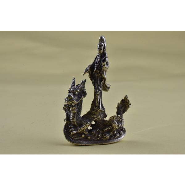 東アジアでは非常に人気のある観音菩薩の仏像です小さいですが精緻な仏像です真鍮合金製　　タイ製　サイズ：約3.8cm　重さ：10gスケールはあくまで目安としてお考えください パソコンの環境などにより写真と実物の商品の色合いが違って見える場合が...