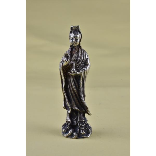 東アジアでは非常に人気のある観音菩薩の仏像です小さいですが精緻な仏像です真鍮合金製　　タイ製　サイズ：約4.6cm　重さ：18gスケールはあくまで目安としてお考えください パソコンの環境などにより写真と実物の商品の色合いが違って見える場合が...