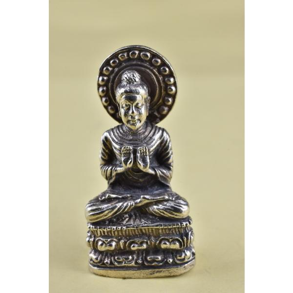 釈迦如来のミニメタル像です小さいですが精緻な仏像です真鍮合金製　　タイ製　サイズ：約3.2cm　重さ：約14gスケールはあくまで目安としてお考えください パソコンの環境などにより写真と実物の商品の色合いが違って見える場合があります製造過程に...
